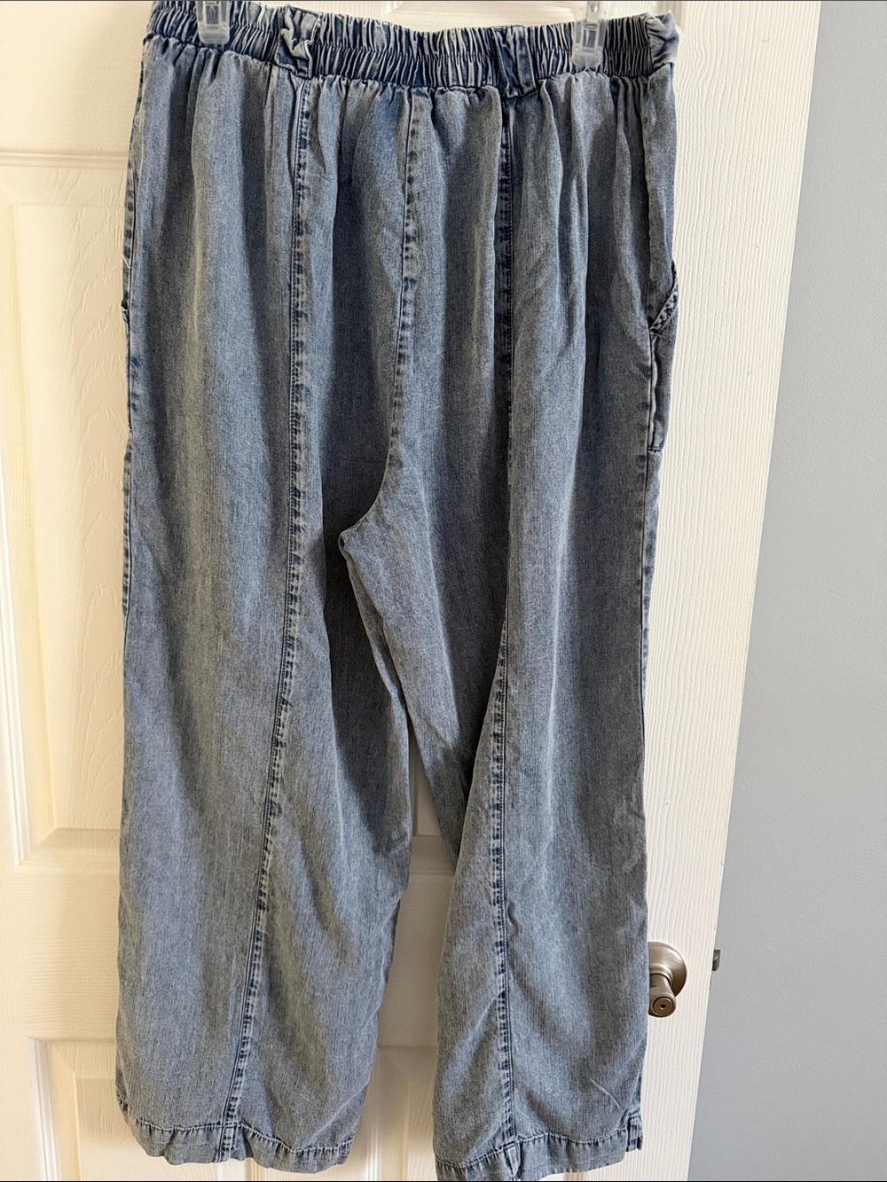 Jane + Delancey Light Wash Lyocell Chambray Wide Leg Cropped Pants - size Medium - Picture 4 of 11